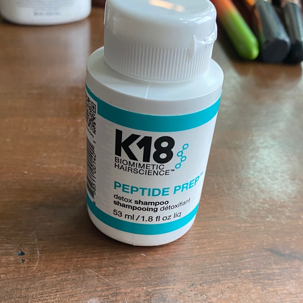 K18 Biomimetic Hairscience Peptide Prep Detox Shampoo - White and Teal